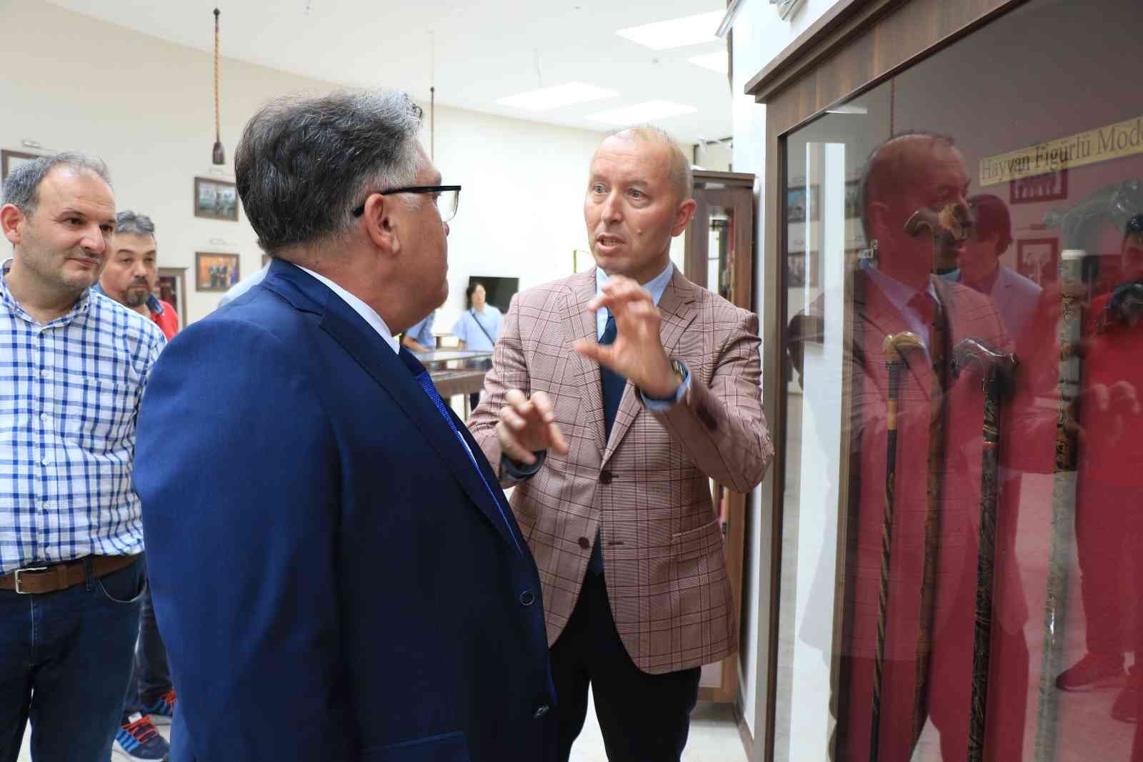 “Asaleti̇n Si̇mgesi̇” Devrek Bastonu Dünyaya Açılıyor BASTON PARK'TA TANITIM ETKİNLİĞİNDE PROTOKOL ÜYELERİ İLE BİRLİKTE BİR ARAYA