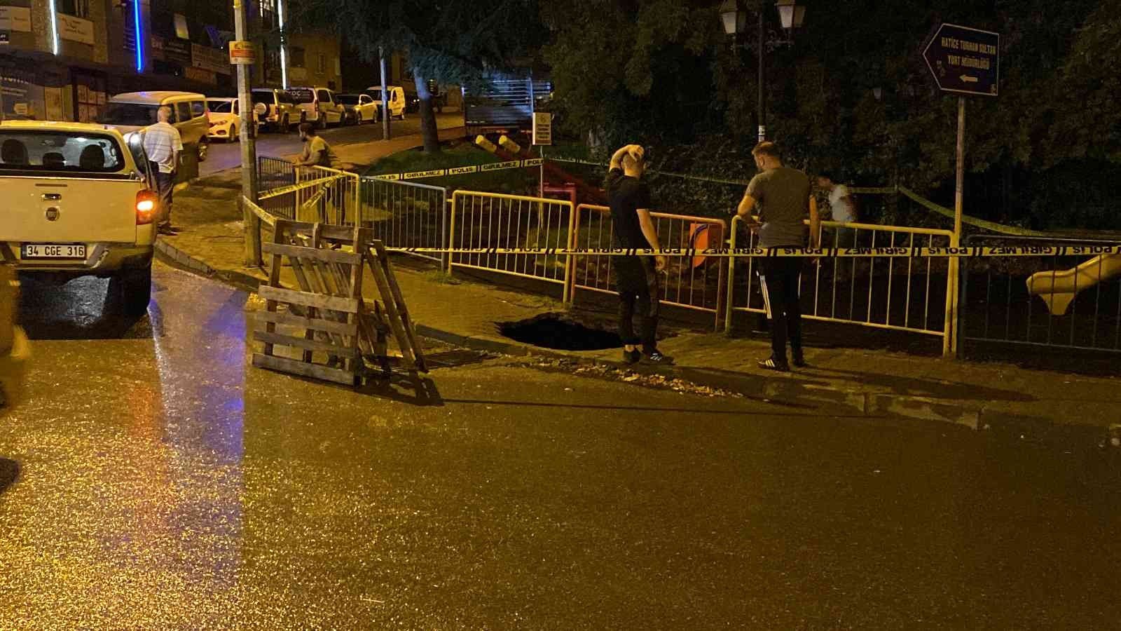 ZONGULDAK’TA YOLDA YÜRÜYEN İKİ KİŞİ KALDIRIMIN ÇÖKMESİYLE BİRLİKTE OLUŞAN ÇUKURA