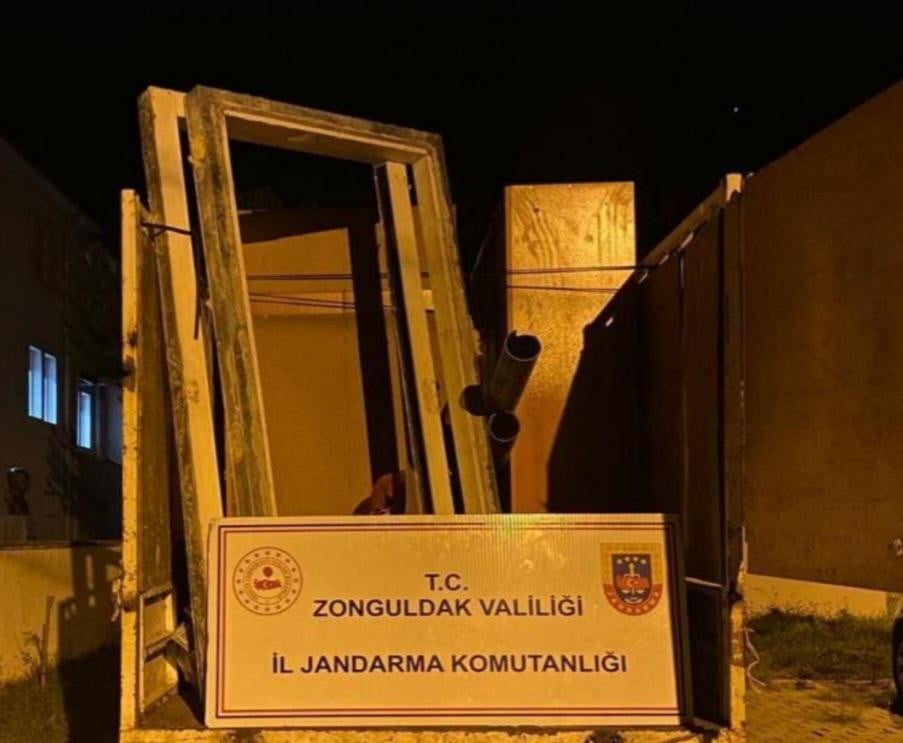 ZONGULDAK’ IN ÇAYCUMA İLÇESİNDE ESKİ BİR FABRİKA HIRSIZLIK YAPAN 3