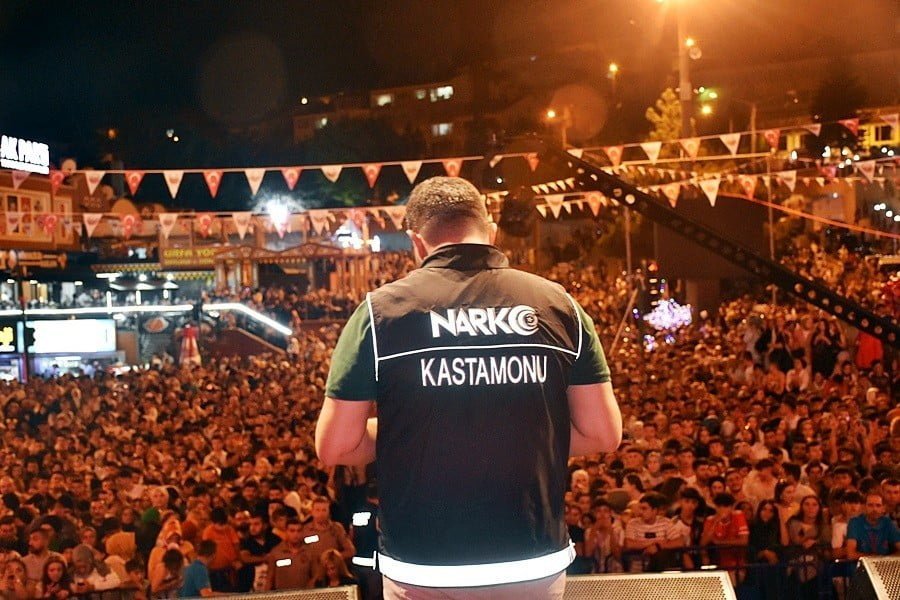 Festi̇valde Sahneye Çıkan Poli̇s Eki̇pleri̇nden Bi̇nlerce Vatandaşa “Uyuşturucu” Uyarısı KASTAMONU NARKOTİK ŞUBE TOSYA’DA 80 BİN KİŞİ ÖNÜNDE UYUŞTURUCU TACİRLERİNE