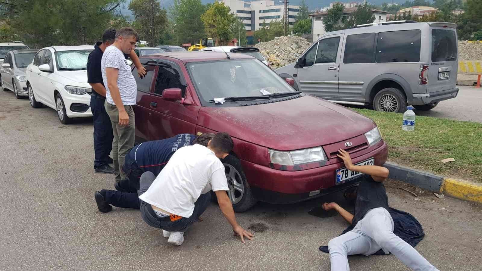 KISA SÜREDE OLAY YERİNE GELEN EKİPLER YAVRU KEDİYİ OTOMOBİLİN MOTORUNDAN