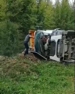 KASTAMONU’NUN ŞENPAZAR İLÇESİNDE DEVRİLEN HAFRİYAT KAMYONUNUN SÜRÜCÜSÜ YARALANDI.