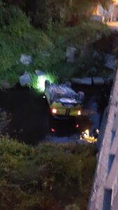 ZONGULDAK’IN ÇATALAĞZI BELDESİNDE SÜRÜCÜSÜNÜN KONTROLÜNDEN ÇIKAN TİCARİ TAKSİ DEREYE UÇTU.