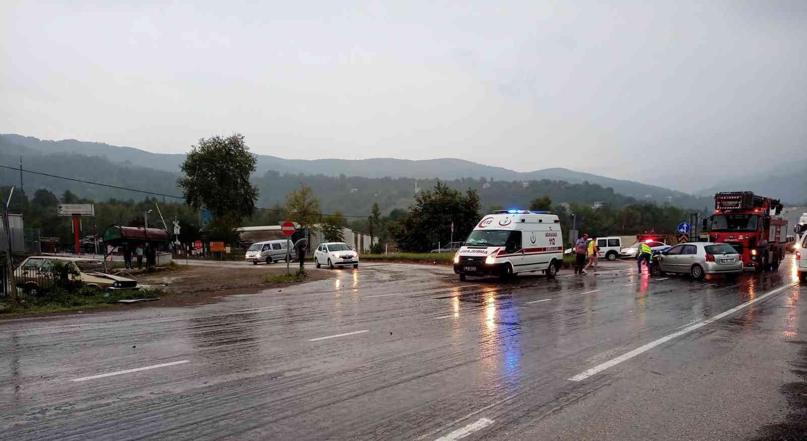 Karabükte İki̇ Otomobi̇l Çarpıştı: 2 Ağır Yaralı KARABÜK'ÜN YENİCE İLÇESİNDE İKİ OTOMOBİLİN ÇARPIŞMASI SONUCU MEYDANA GELEN KAZADA
