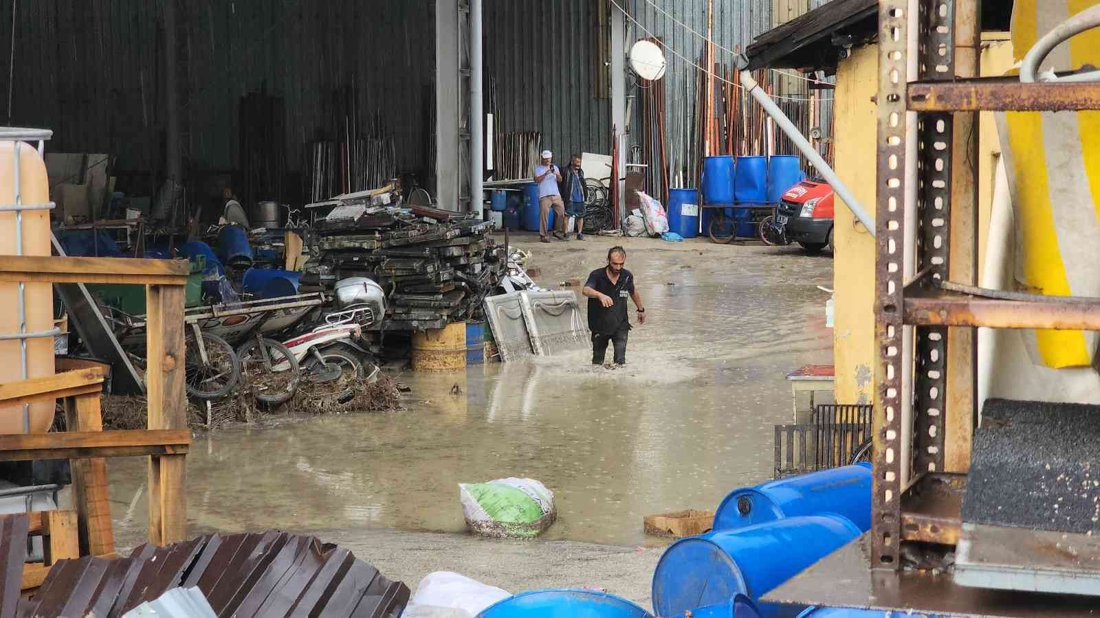KARABÜK’TE AKŞAM SAATLERİNDE ANİDEN BASTIRAN SAĞANAK YAĞMURUN ARDINDAN ARAÇLAR SU