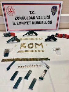 ZONGULDAK'TA KOM EKİPLERİ TARAFINDAN GÖZALTINA ALINAN ŞÜPHELİNİN ÜZERİNDEN TABANCALAR VE