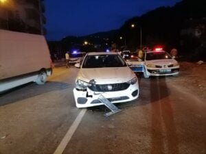 KASTAMONU’NUN ABANA İLÇESİNDE KARŞIYA GEÇMEK İSTEYEN ÇOCUĞA OTOMOBİL ÇARPTI. KAZADA