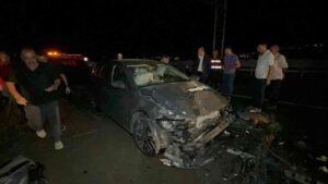 BARTIN AMASRA KARAYOLUNDA İKİ OTOMOBİLİN KAFA KAFAYA ÇARPIŞMASI SONUCU MEYDANA