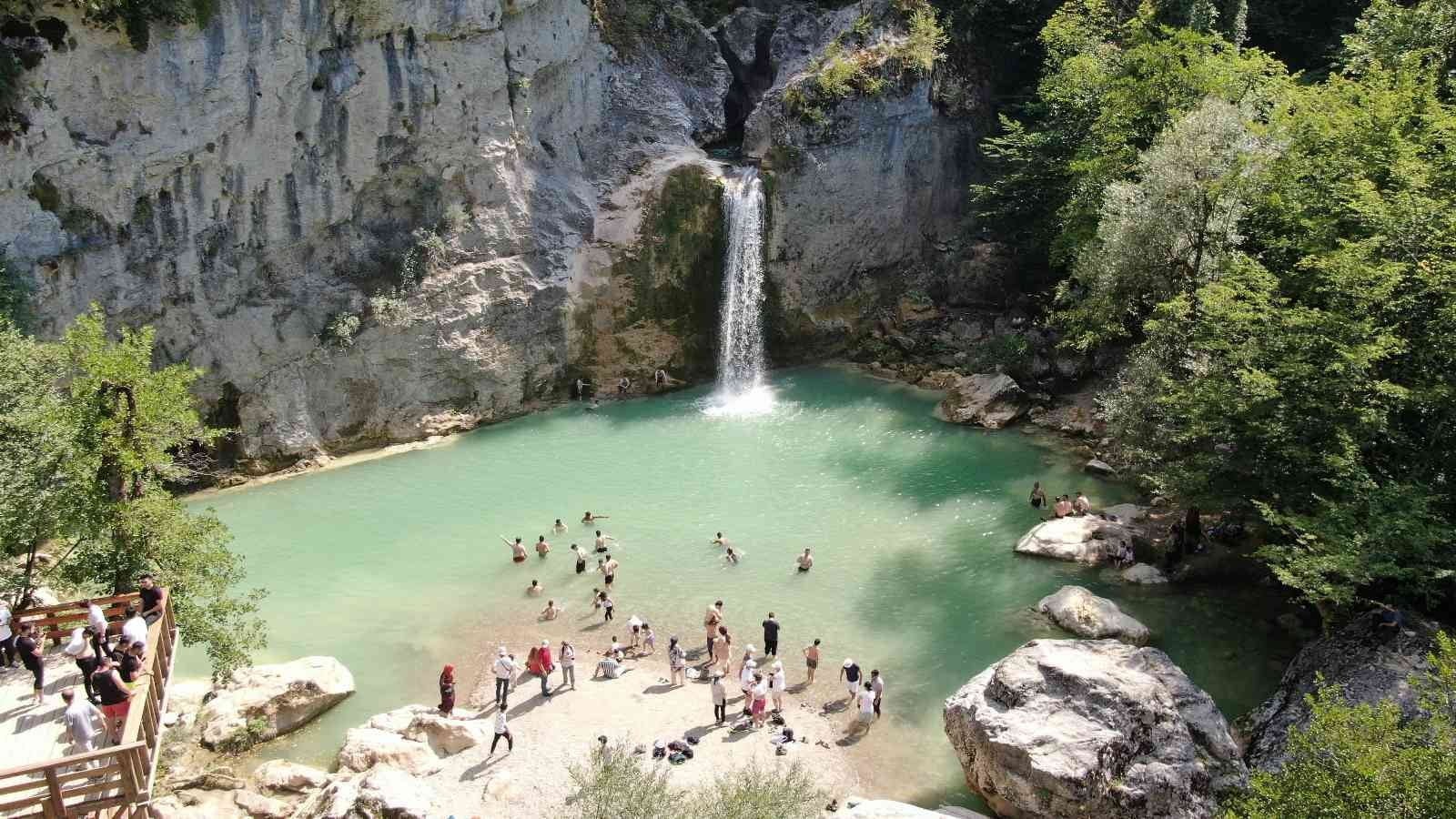 KASTAMONU’NUN AZDAVAY İLÇESİNDE BULUNAN ÇATAK KANYONU ÜZERİNDEKİ 450 METRE YÜKSEKLİĞE