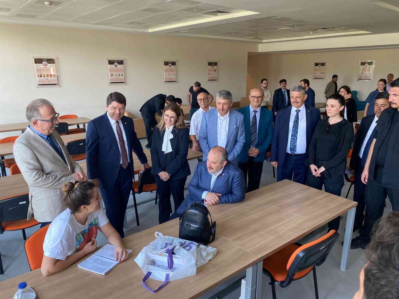 Sanayi̇ Ve Teknoloji̇ Bakanı Mustafa Varank, Barüyü Zi̇yaret Etti̇ BİR DİZİ ZİYARET VE AÇILIŞ PROGRAMLARINA KATILMAK İÇİN BARTIN’DA BULUNAN