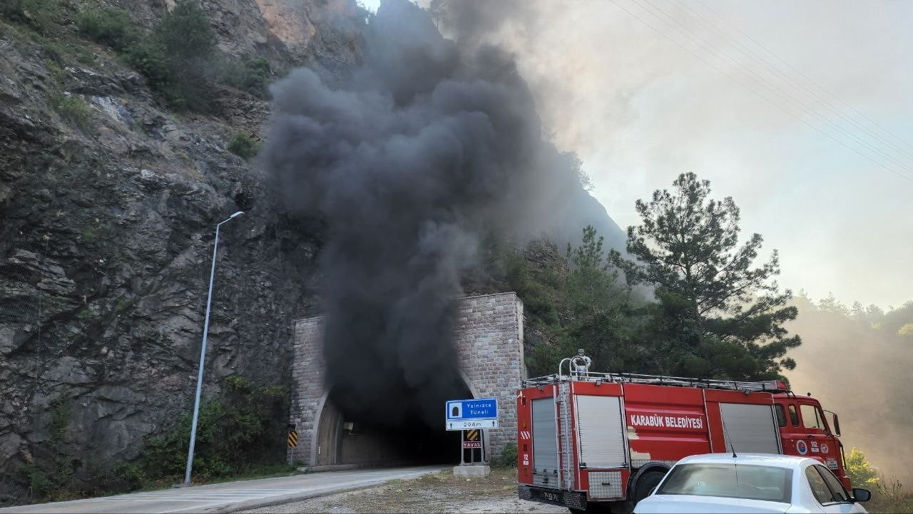 KARABÜK-YENİCE KARAYOLUNDA YOLCU MİNİBÜSÜNE ÇARPMAMAK İÇİN MANEVRA YAPTIKTAN SONRA TÜNELDEKİ