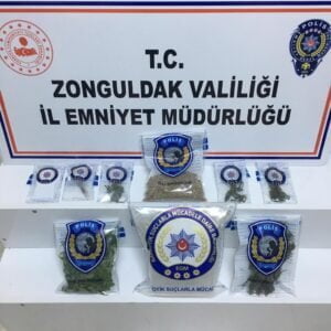 ZONGULDAK’ IN KİLİMLİ İLÇESİNDE EMNİYET EKİPLERİ DÜZENLEDİKLERİ OPERASYONLA UYUŞTURUCU TACİRİ