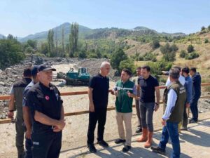 KASTAMONU VALİSİ AVNİ ÇAKIR, SEL SEBEBİYLE 3 KÖPRÜNÜN ZARAR GÖRDÜĞÜ