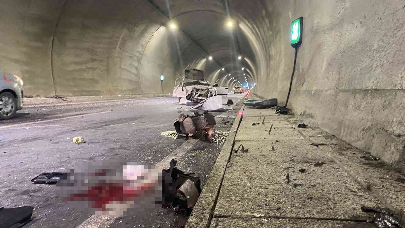 Zonguldakta Otomobi̇l Tünelde Kaldırıma Çarptı: 1 Ağır Yaralı ZONGULDAK’TA TEOMAN DURALI TÜNELLERİNDE KALDIRMA ÇARPAN OTOMOBİL 70 METRE SÜRÜKLENEREK