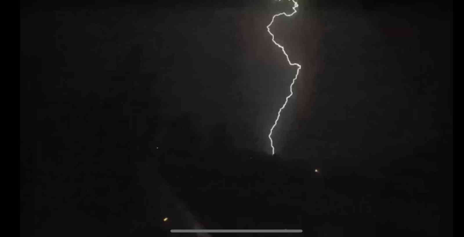 ZONGULDAK'TA GÖKYÜZÜNDE ÇAKAN ŞİMŞEKLER GECEYİ AYDINLATTI.