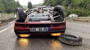 ZONGULDAK-ANKARA KARAYOLUNDA KONTROLDEN ÇIKAN OTOMOBİL KARŞI ŞERİDE GEÇİP TAKLALAR ATARAK