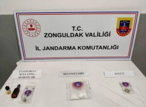 ZONGULDAK'TA JANDARMA EKİPLERİNİN BİR ARAÇTA DÜZENLEDİĞİ OPERASYONDA UYUŞTURUCU MADDE ELE