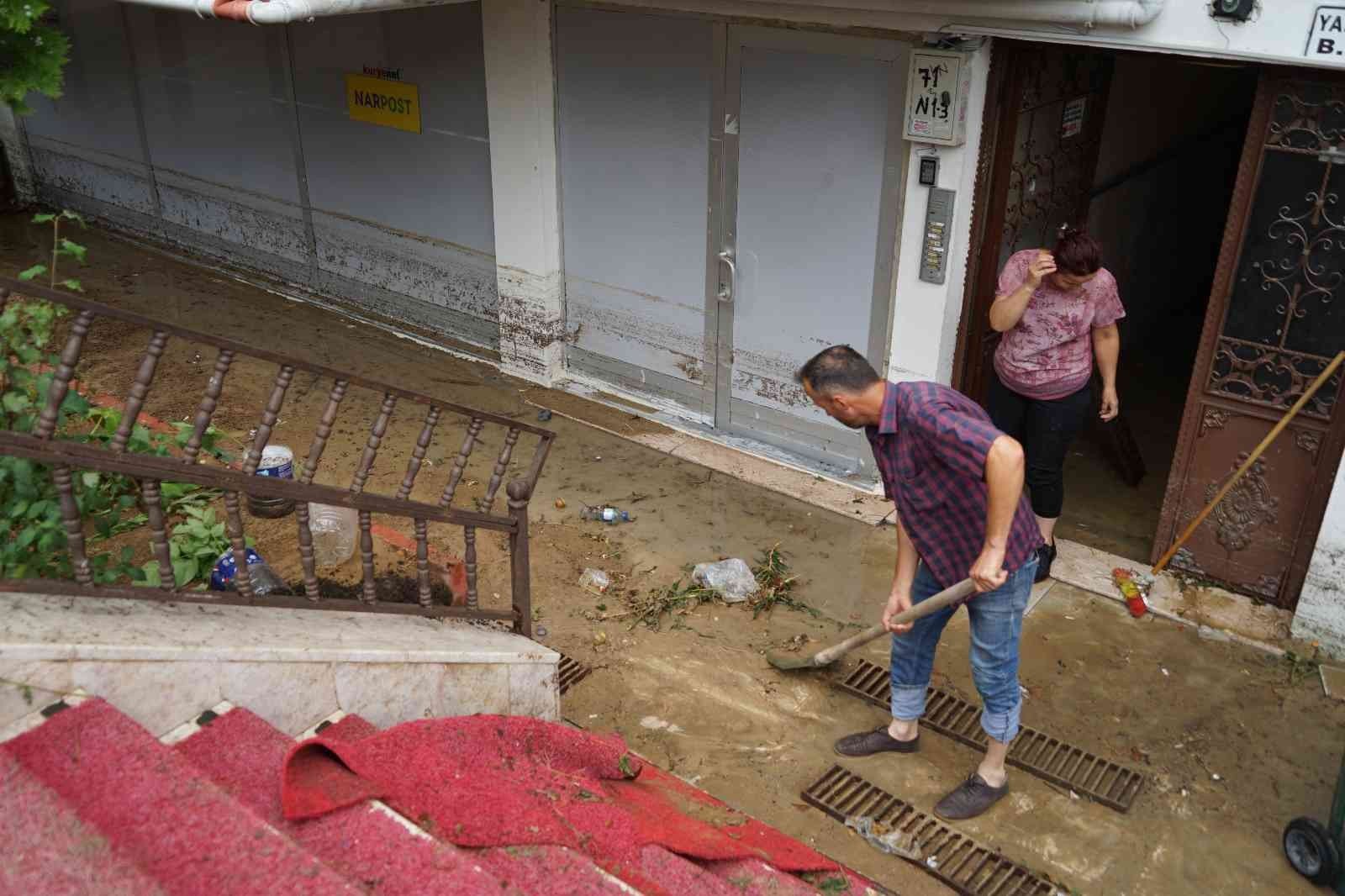 KASTAMONU’DA DÜN AKŞAM SAATLERİNDE MEYDANA GELEN ŞİDDETLİ SAĞANAK SEBEBİYLE 400’DEN