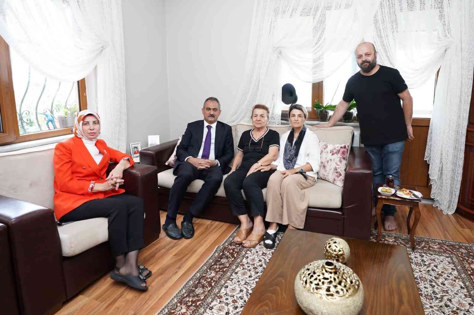 BAKAN MAHMUT ÖZER VE EŞİ NEBAHAT ÖZER, GEÇEN HAFTA HAYATINI