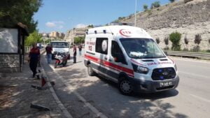 KARABÜK’ÜN SAFRANBOLU İLÇESİNDE SÜRÜCÜSÜNÜN KONTROLÜNÜ KAYBETTİĞİ KAMYONETİN BARİYERLERE ÇARPMASI SONUCU