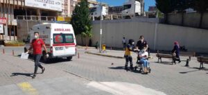 KARABÜK’ÜN ESKİPAZAR İLÇESİNDE KONTROLDEN ÇIKAN KAYBETTİĞİ OTOMOBİLİN BARİYERE ÇARPMASI SONUCU