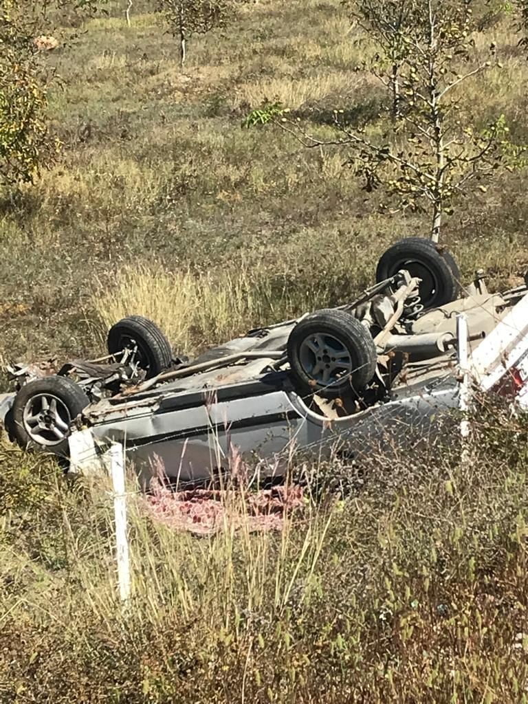 KASTAMONU’NUN ARAÇ İLÇESİNDE BARİYERLERE ÇARPAN OTOMOBİL TAKLA ATTI. KAZADA 1