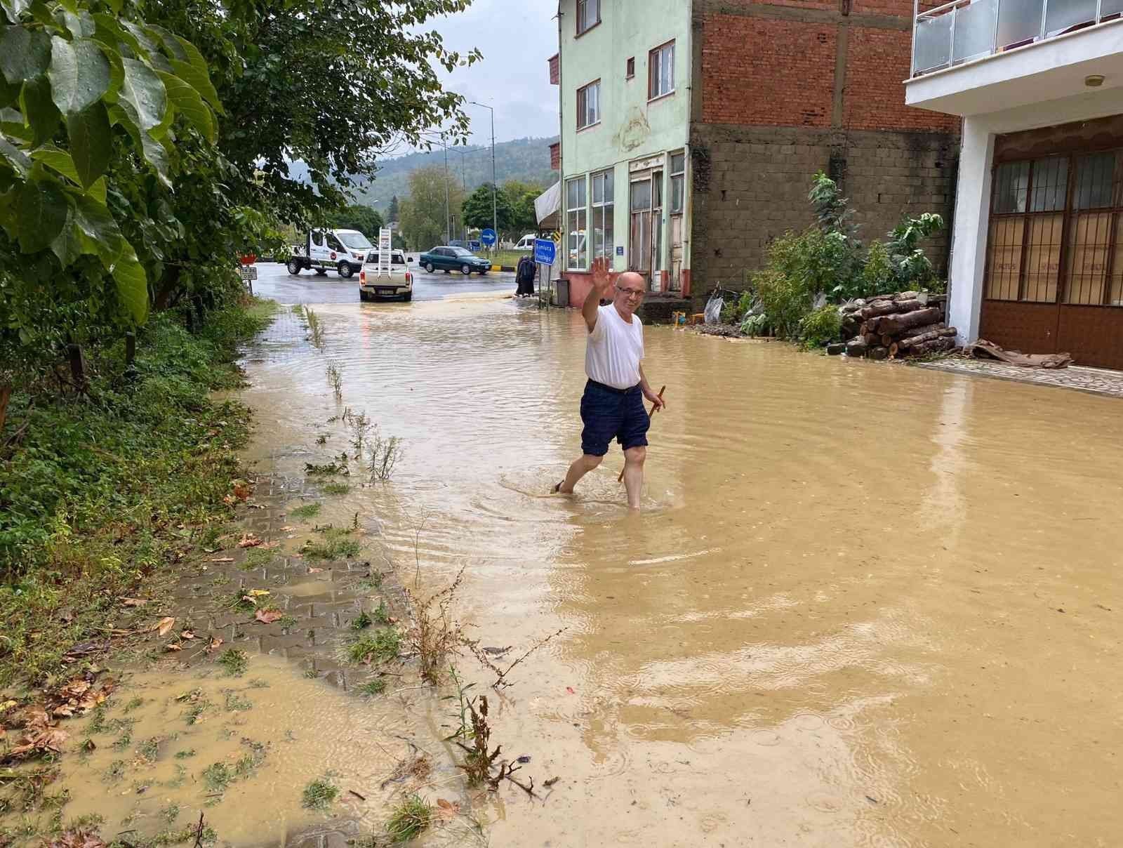 BARTIN'IN ULUS İLÇESİ VE ABDİPAŞA BELDESİNDE YAĞIŞ SONRASI SEL OLUŞTU,