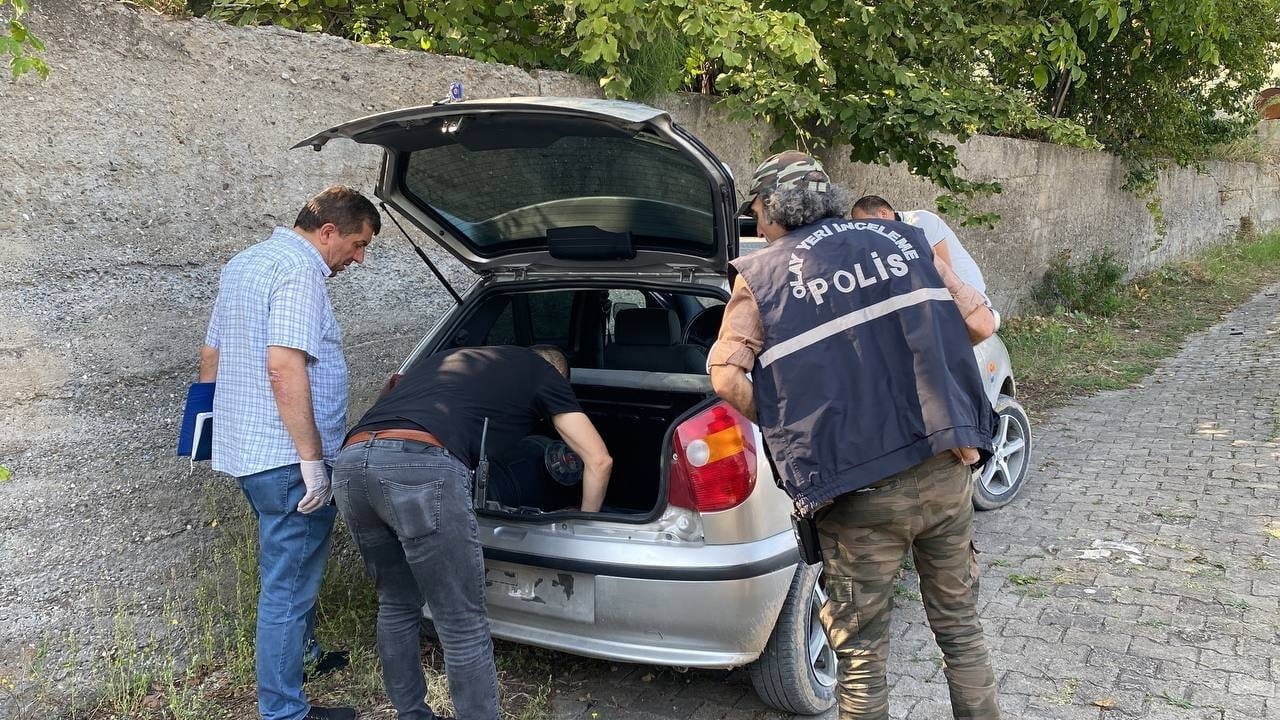 BOLU’DA KİMLİĞİ BELİRSİZ KİŞİ VEYA KİŞİLERCE ÇALINAN OTOMOBİL KARABÜK’TE TERK