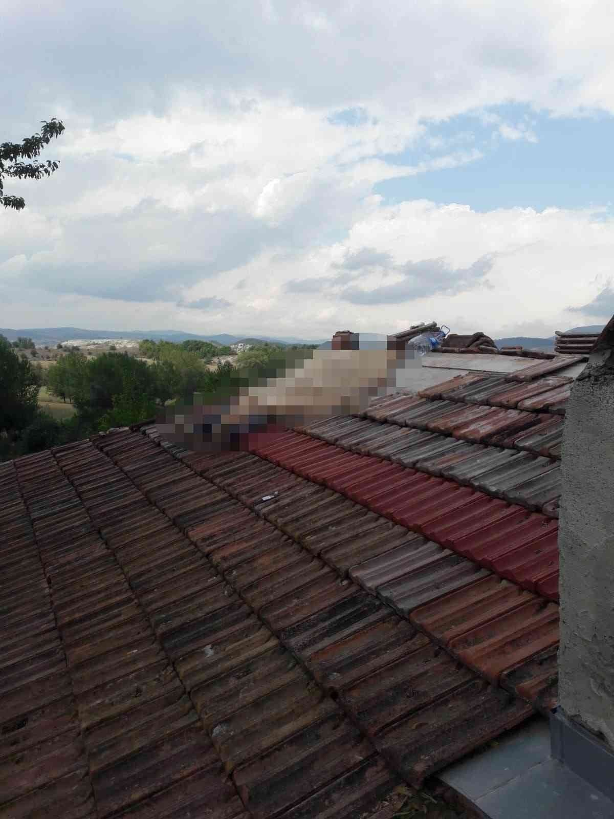 Çatıdaki̇ Ki̇remi̇tleri̇ Onarırken Fenalaşan Vatandaş, Hayatını Kaybetti̇ KASTAMONU’NUN DEVREKANİ İLÇESİNDE EVİNİN ÇATISINDA KIRILAN KİREMİTLERİ ONARDIĞI SIRADA FENALAŞAN