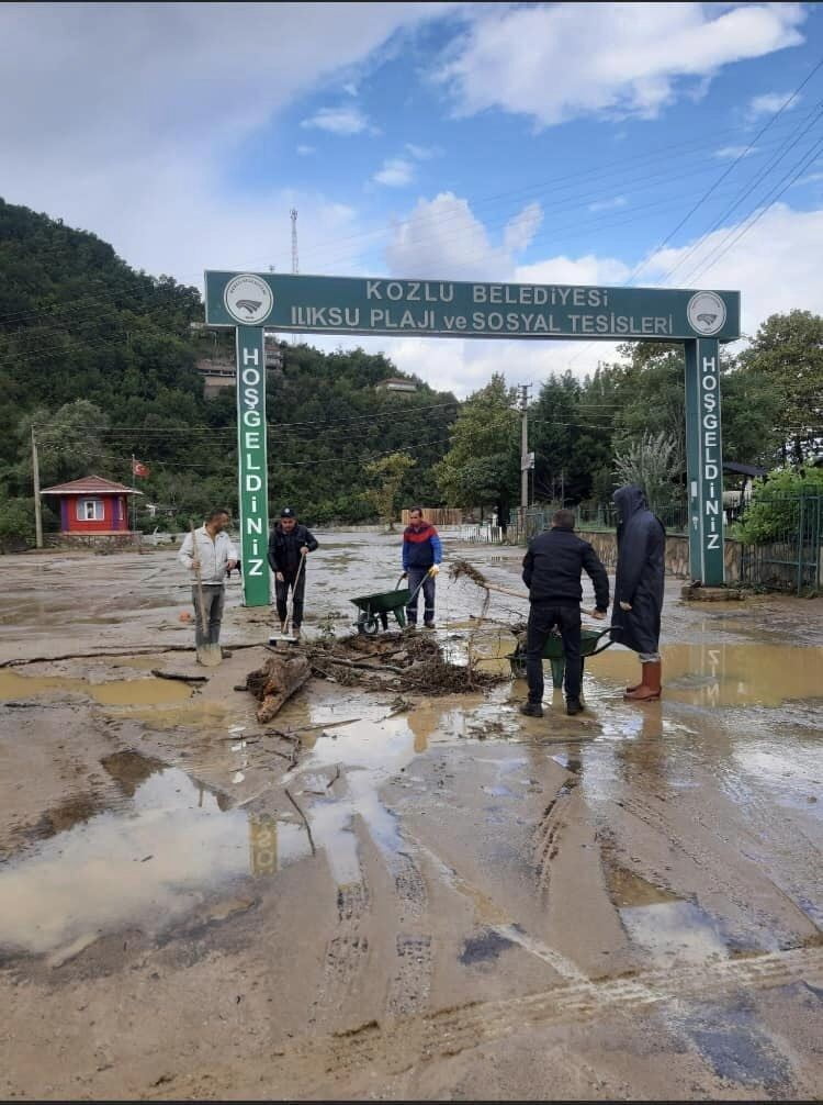 ZONGULDAK'IN KOZLU İLÇESİNDE DERE TAŞKINI SONRASI EKİPLER TEMİZLİK ÇALIŞMASI BAŞLATTI.