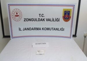 ZONGULDAK'TA JANDARMA EKİPLERİNİN DURDURDUĞU OTOBÜSTEKİ YOLCUNUN ÜZERİNDEN UYUŞTURUCU MADDE ÇIKTI.