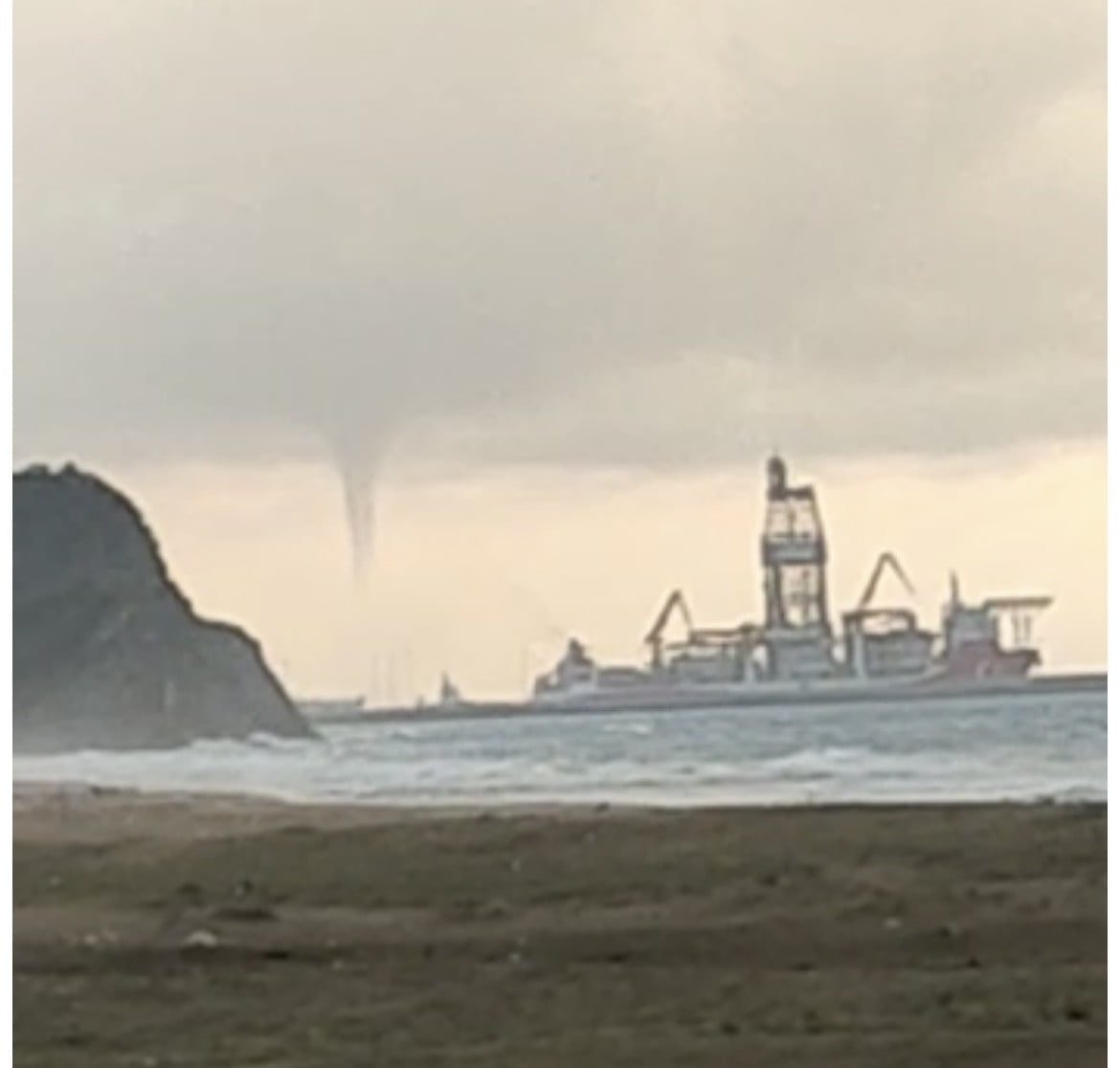 ZONGULDAK’IN ÇAYCUMA İLÇESİ FİLYOS SAHİLİNDE ÇIKAN HORTUM CEP TELEFONUYLA GÖRÜNTÜLENDİ.