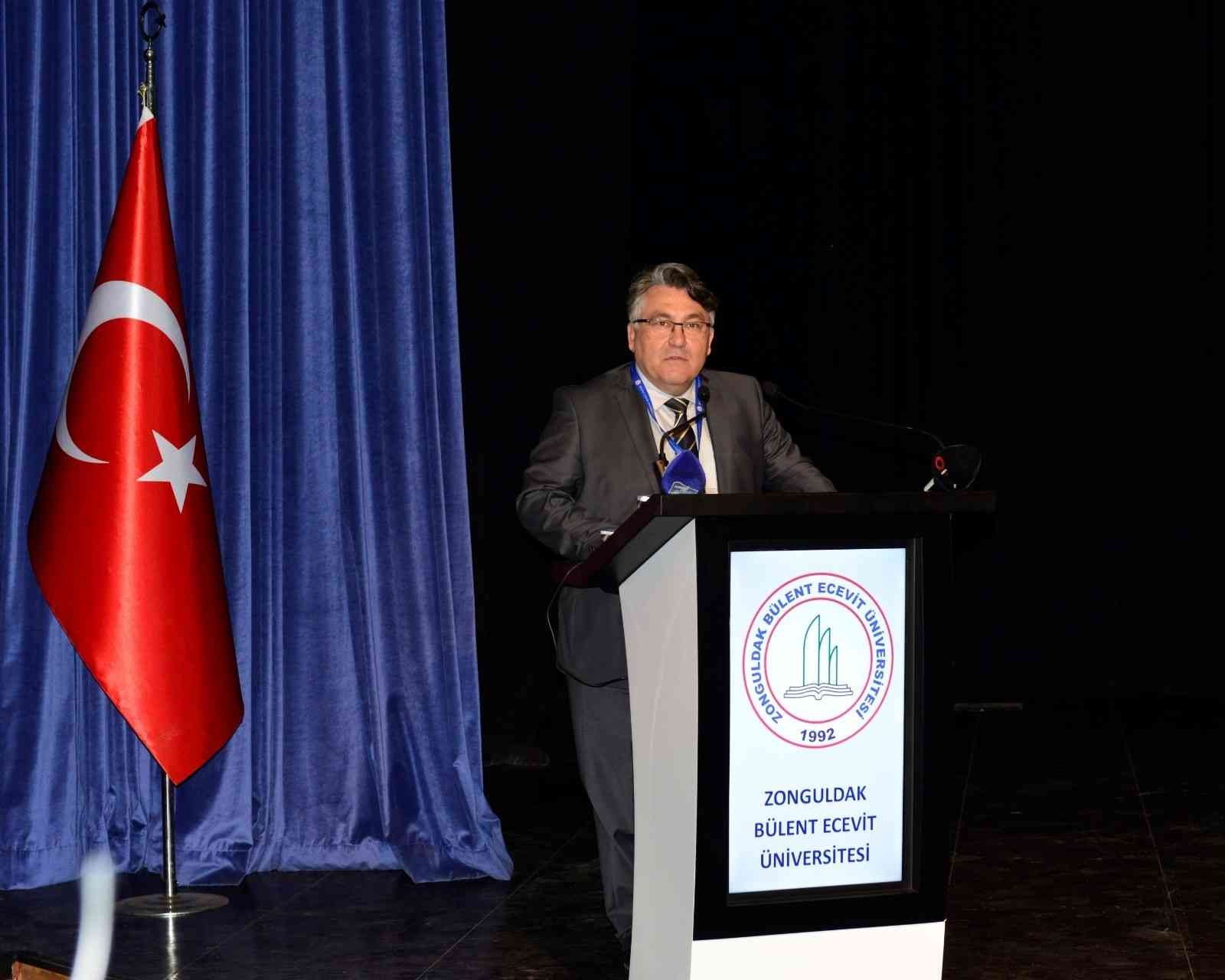 ZBEÜ REKTÖRÜ PROF. DR. İSMAİL HAKKI ÖZÖLÇER ÇALIŞTAYDA KONUŞMA YAPTI.