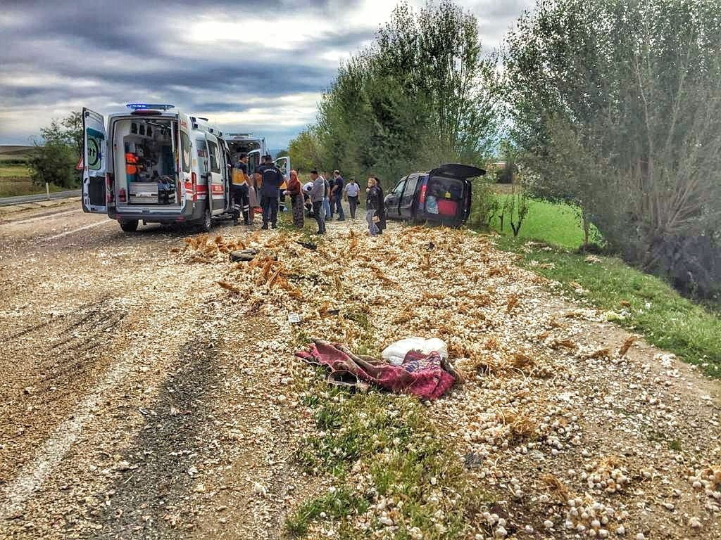 KASTAMONU’NUN TAŞKÖPRÜ İLÇESİNDE SARIMSAK YÜKLÜ TRAKTÖRE KAMYONETİN ARKADAN ÇARPMASI SONUCU