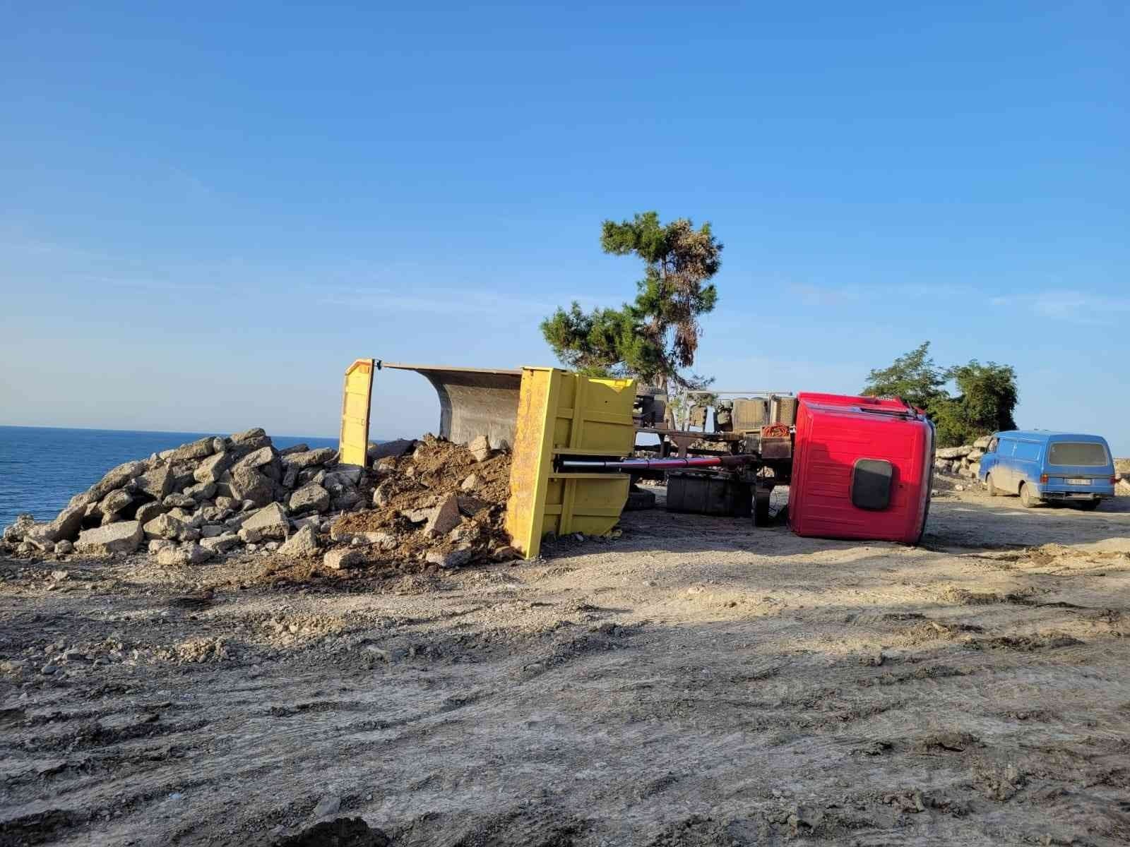 Hafri̇yat Boşaltan Kamyon Devri̇ldi̇, Sürücü Yaralandı KASTAMONU’NUN ABANA İLÇESİNDE HAFRİYAT BOŞALTIRKEN DEVRİLEN KAMYONUN SÜRÜCÜSÜ YARALANDI.