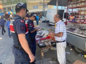 ZONGULDAK'TA JANDARMA EKİPLERİ HALKI RAHATSIZ EDEN ŞAHISLARA YÖNELİK UYGULAMA YAPTI.