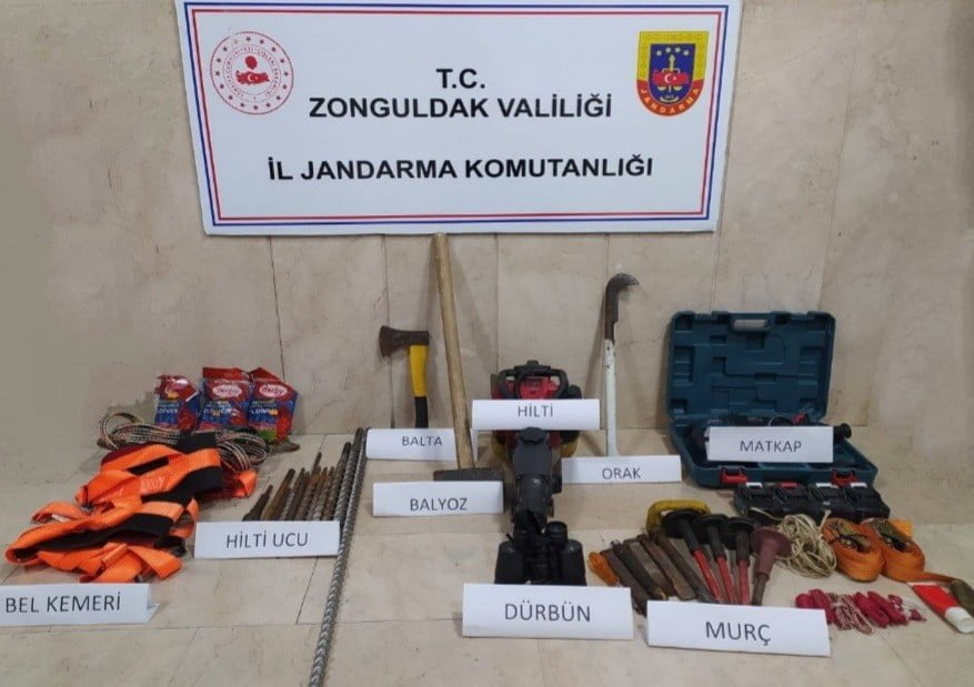 ZONGULDAK'TA KAYALIK ALANDA KAÇAK KAZI YAPTIĞI TESPİT EDİLEN 8 KİŞİ