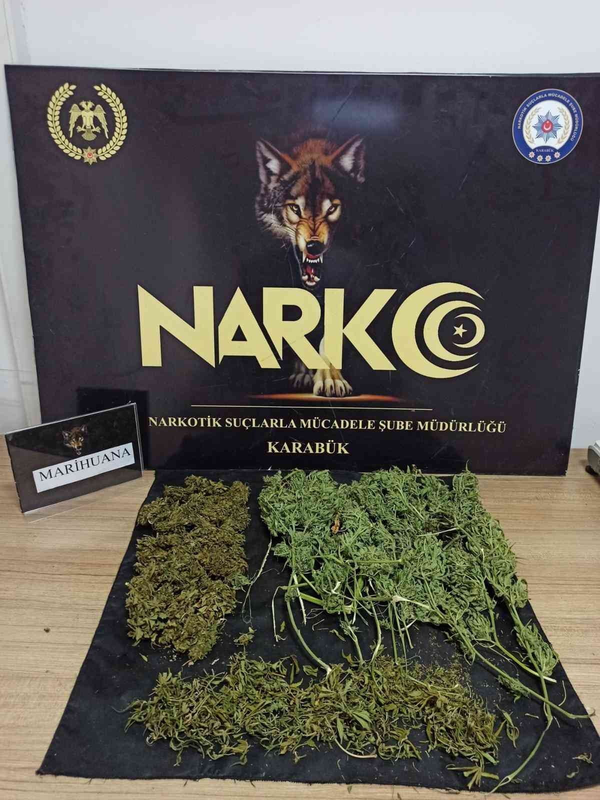 Karabükte İkamette 980 Gram Esrar Ele Geçi̇ri̇ldi̇ KARABÜK'TE BİR İKAMETTE YAPILAN ARAMADA 980 GRAM ESRAR ELE GEÇİRİLİRKEN