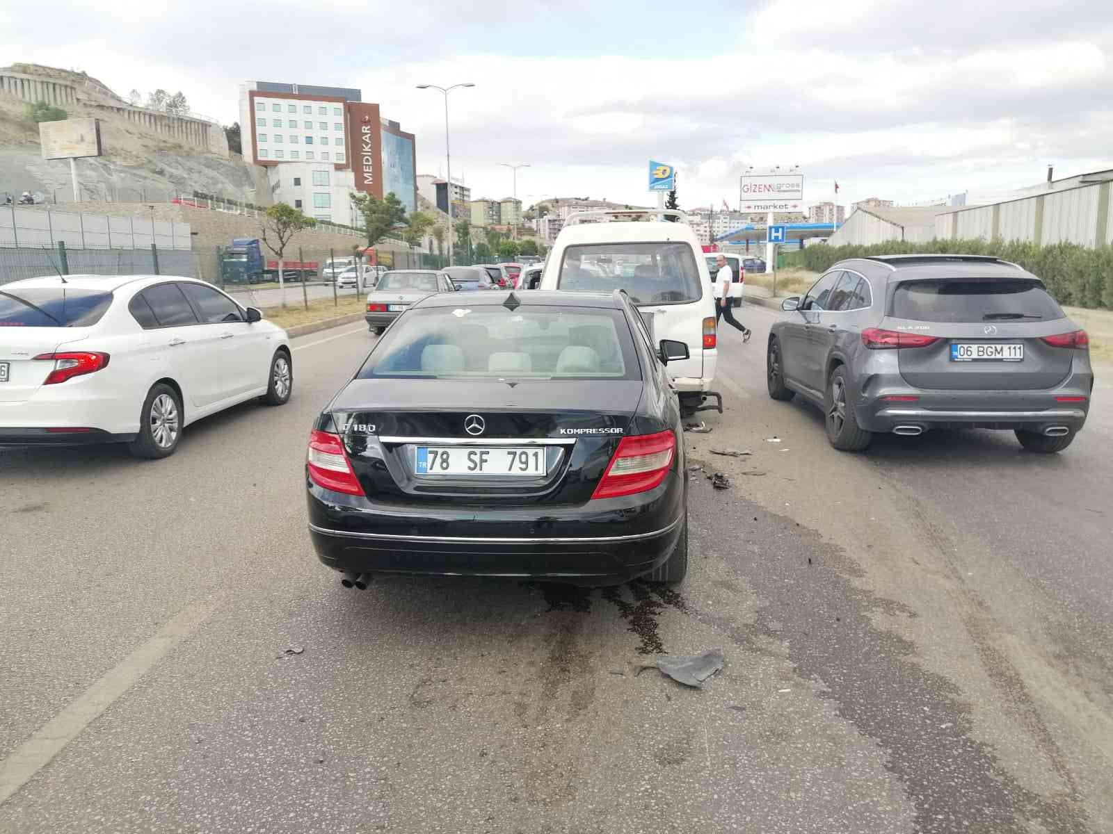 KARABÜK'TE 4 ARACIN KARIŞTIĞI ZİNCİRLEME TRAFİK KAZASI SONRASI 1 KİŞİ