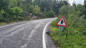 ZONGULDAK (İHA) - ALAPLI’DA KARA YOLUNUN KENARINDA OLUŞAN YAKLAŞIK 2