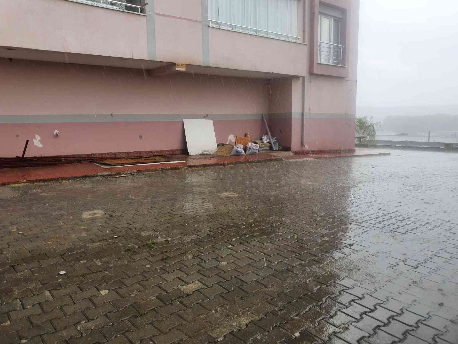 KASTAMONU’DA İL MERKEZİNDE ETKİLİ OLAN DOLU YAĞIŞI HAYATI OLUMSUZ ETKİLEDİ.