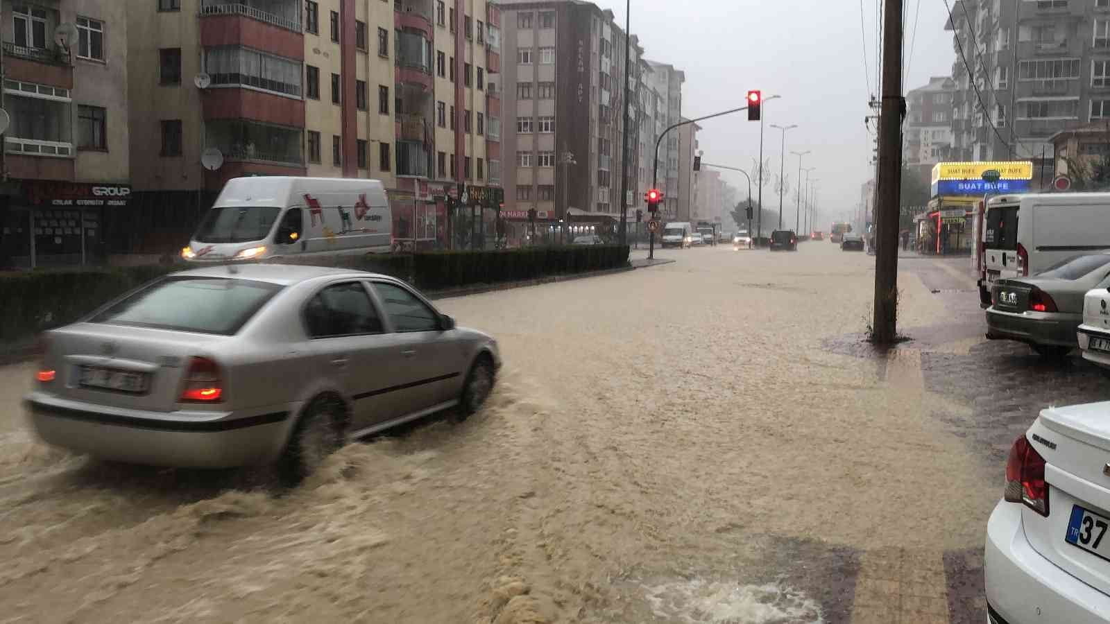 KASTAMONU’DA ETKİLİ OLAN ŞİDDETLİ SAĞANAK YAĞIŞ SEBEBİYLE CADDE VE SOKAKLAR