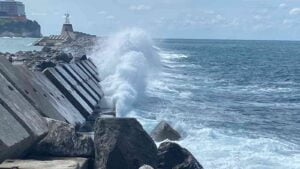 ZONGULDAK’TA HAVA SICAKLIKLARININ DÜŞMESİ VE RÜZGARLA BİRLİKTE LİMANDA DALGALAR OLUŞTU.