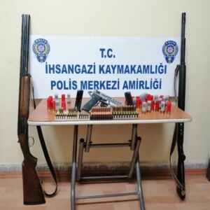 KASTAMONU'DA POLİS EKİPLERİ TARAFINDAN BİR ŞAHSIN EV VE ARACINDA YAPILAN