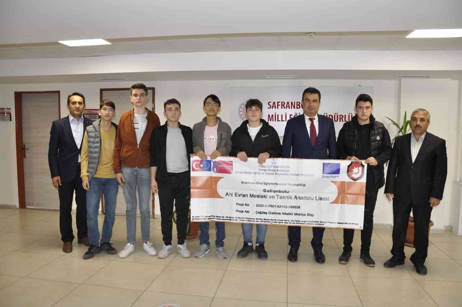 Safranboluda Meslek Li̇sesi̇ Öğrenci̇leri̇ Avrupaya Yolcusu SAFRANBOLU AHİ EVRAN MESLEKİ VE TEKNİK ANADOLU LİSESİ ÖĞRENCİLERİ, "ÇAĞDAŞ