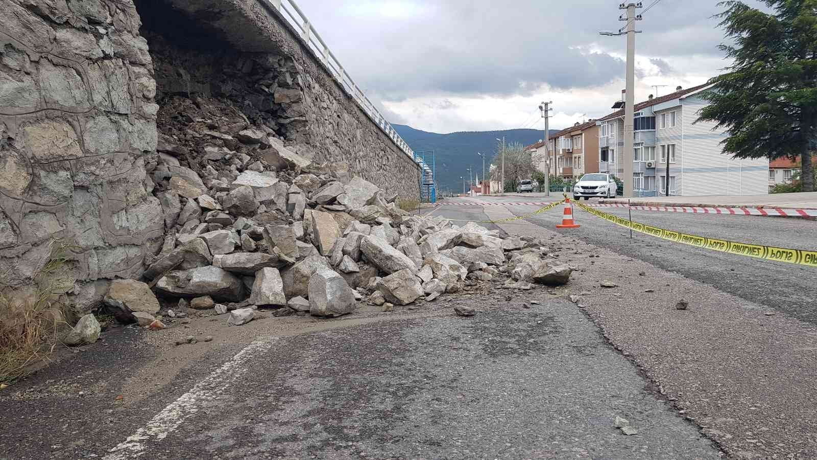 KARABÜK’TE ETKİLİ OLAN SAĞANAK YAĞMUR SONRASINDA İSTİNAT DUVARININ BİR KISMI