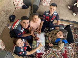 KASTAMONU’DA SMA TİP-3 HASTASI KIZINA SÜRPRİZ YAPMAK VE KIZINI MUTLU