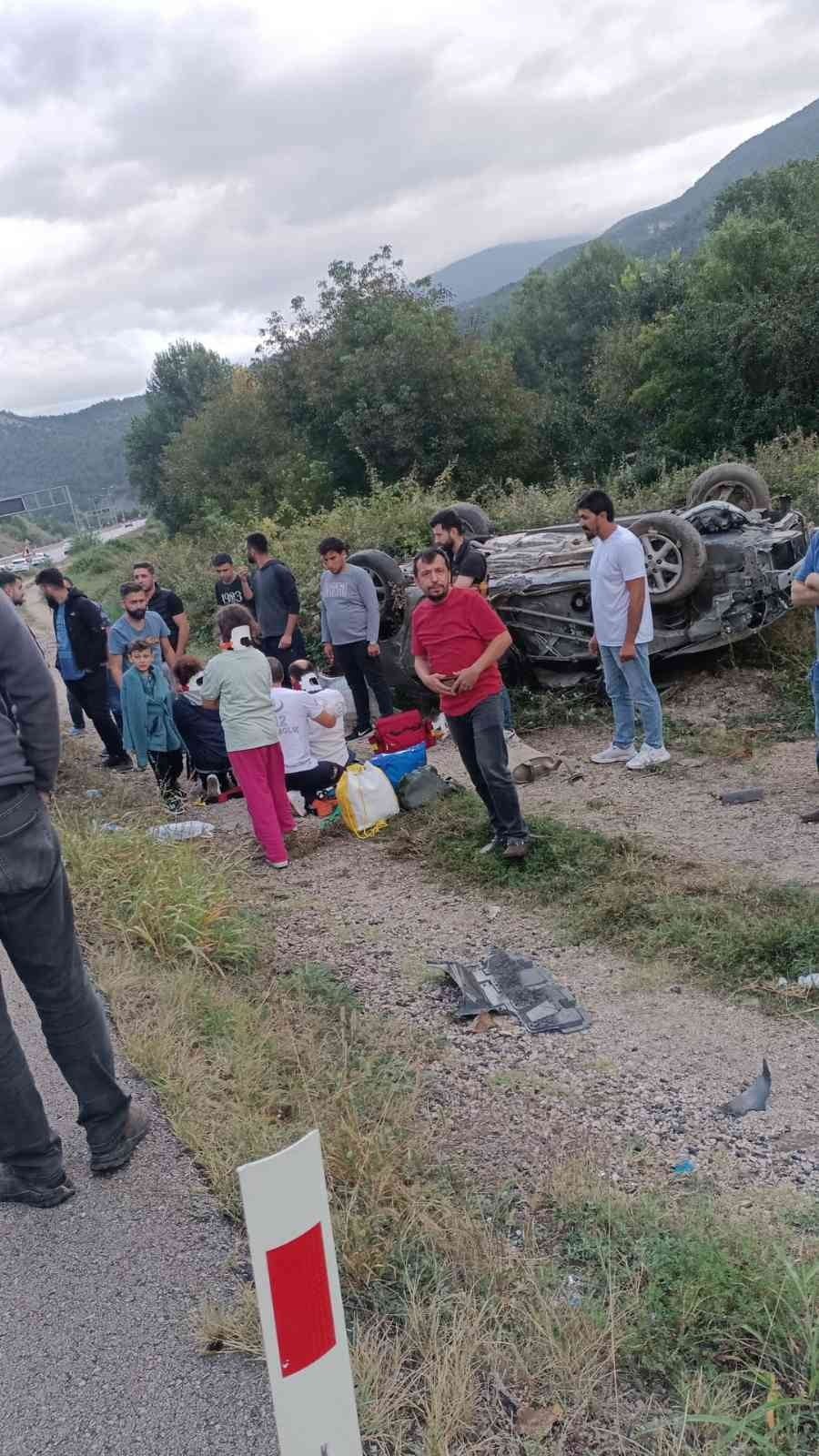 Takla Atan Otomobi̇ldeki̇ 5 Ki̇şi̇ Yaralandı KARABÜK'ÜN ESKİPAZAR İLÇESİNDE SÜRÜCÜSÜNÜN KONTROLÜNDEN ÇIKAN OTOMOBİLİN TAKLA ATMASI