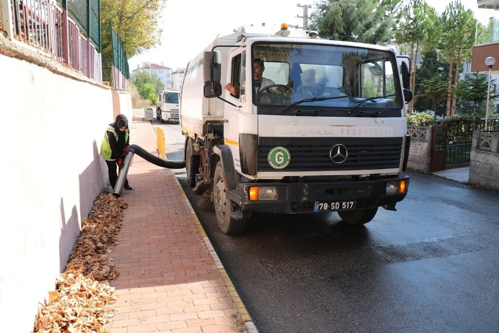 SAFRANBOLU BELEDİYESİ TEMİZLİK İŞLERİ MÜDÜRLÜĞÜ GÜNLÜK RUTİNİN YANI SIRA YOL