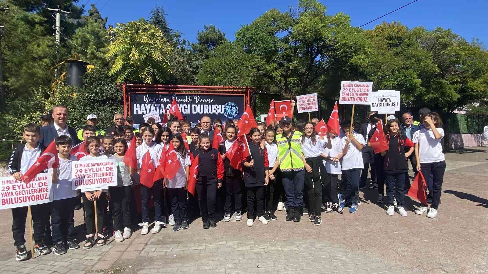 TRAFİKTE YAYA ÖNCELİĞİNE DİKKAT ÇEKMEK AMACIYLA FENER İLKOKULU ÖNÜNDE ‘YAYALARA